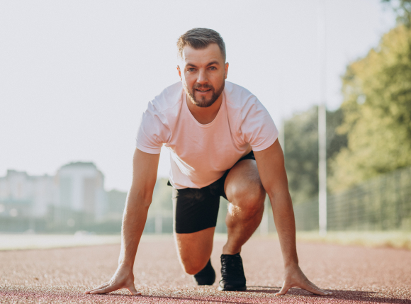 Homem se preparando para iniciar a corrida.